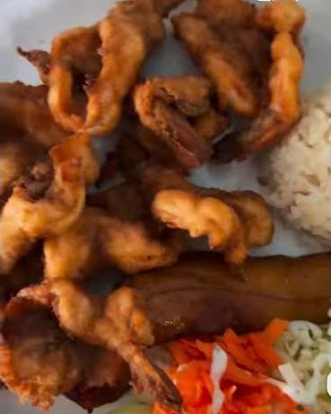 Camarones con arroz y plátano frito