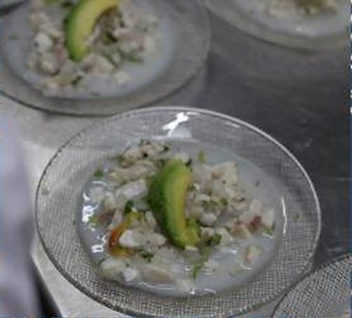 Mariscos con aguacate en plato de cristal