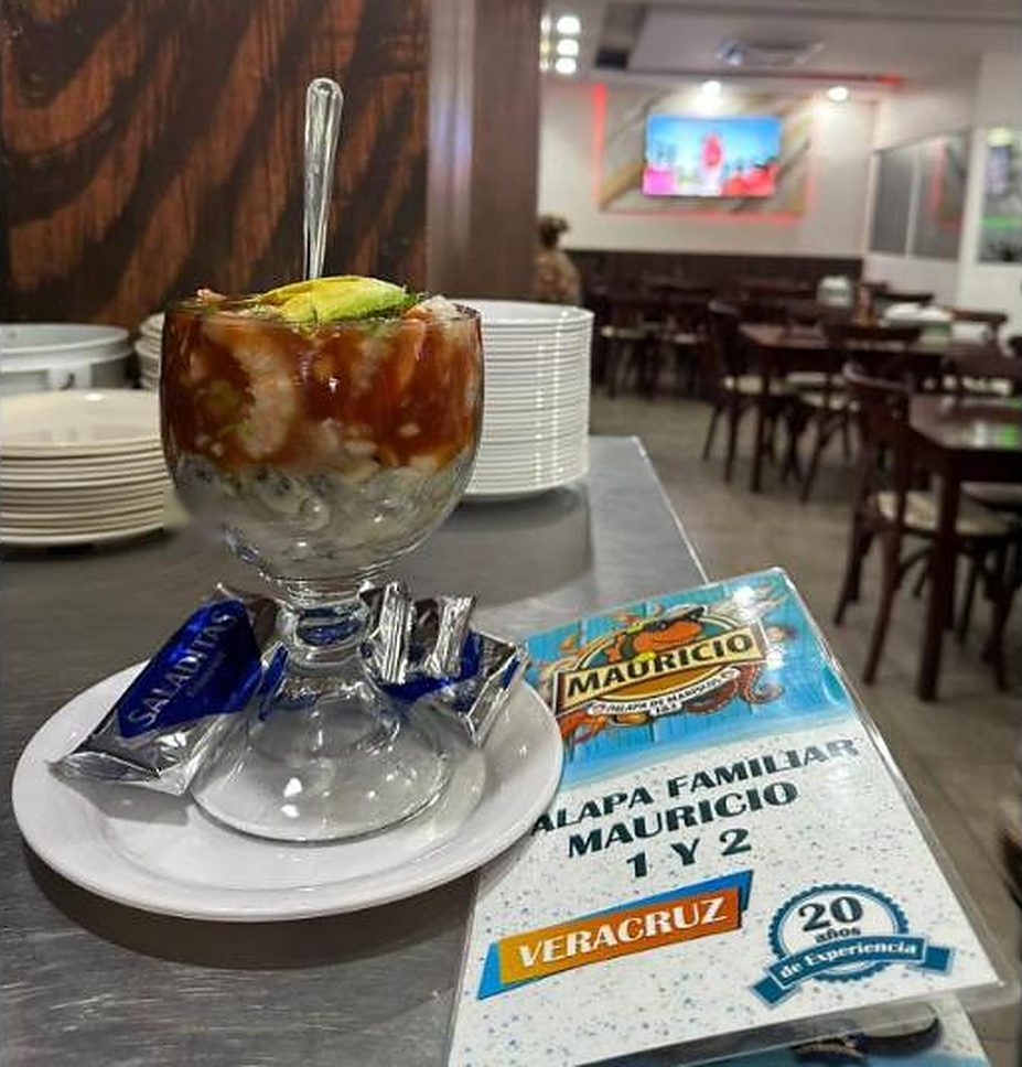 Mariscos servidos en copa con aguacate