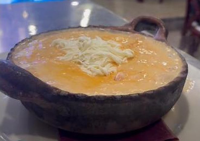 Platillo servido en cazuela de barro